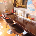 1階：カウンター席。おひとり様でのご来店も大歓迎！