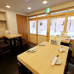 2名様～ご利用いただけるテーブル席。テーブルの結合も可能ですので、少人数での飲み会からまとまった人数での宴会など、幅広くご対応いたします！ご相談がございましたらお気軽にお問い合わせください♪