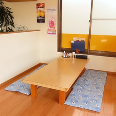 6名様用のお座敷席は5卓をご用意。足を伸ばせるので長時間の宴会でも疲れにくく好評です。お子様連れのお客様や、歓送迎会などの親睦を深めたいお食事会におすすめ。