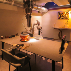 【完全個室】テーブル個室は1日限定2組。完全個室で上質なプライベート空間を演出します。ホワイトを基調とした明るく洗練されたお部屋と、ブラックを基調としたシックで落ち着いたお部屋の2種類。広々とした和モダンな雰囲気の中で、大切な方との特別なひとときをお過ごしいただけます。