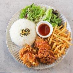 【ランチに大人気】すだちで食べる唐揚げプレートの写真