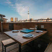 店内ビアガーデンスペース完備！扉を開ければ目の前は隅田川やスカイツリーの景観を一望！最大15名様までご利用可能です。夏はInfでリバーサイドテラスで最高のロケーションと料理でお楽しみください。（雨天OK）