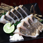 香ばしい香りとしっとりした身が絶妙に絡み合う、サワラ炙り。一口食べると豊かな風味が広がります♪