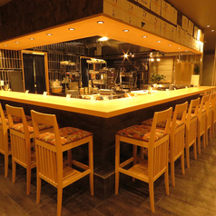 【カウンター席は全20席】清潔感あるカウンター席は、仕事帰りの一杯にぴったり。当店選りすぐりのワインをお楽しみください。もちろん、気軽な飲み会にもおすすめ。ふらっとお立ち寄りください。