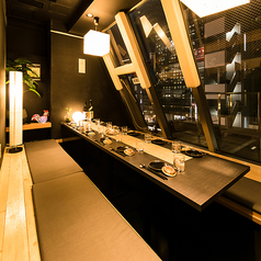 ［8～12名様］足を下ろしてくつろげるので、長時間の宴会でも疲れにくく、会社宴会、歓送迎会、同窓会に最適。一体感が出るロングテーブルで会話も弾み、プライベートな時間を楽しめます。