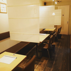 テーブル席は、ご利用人数に合わせて連結や分割が可能です。少人数でのカフェ利用から、グループでのお食事まで幅広く対応いたします。お集まりの規模に応じた最適なレイアウトをご提案しますので、団体様もお気軽にご相談下さい。落ち着いた空間の中で、逸品料理を囲みながら、ゆっくりとしたひとときをお過ごし下さい。