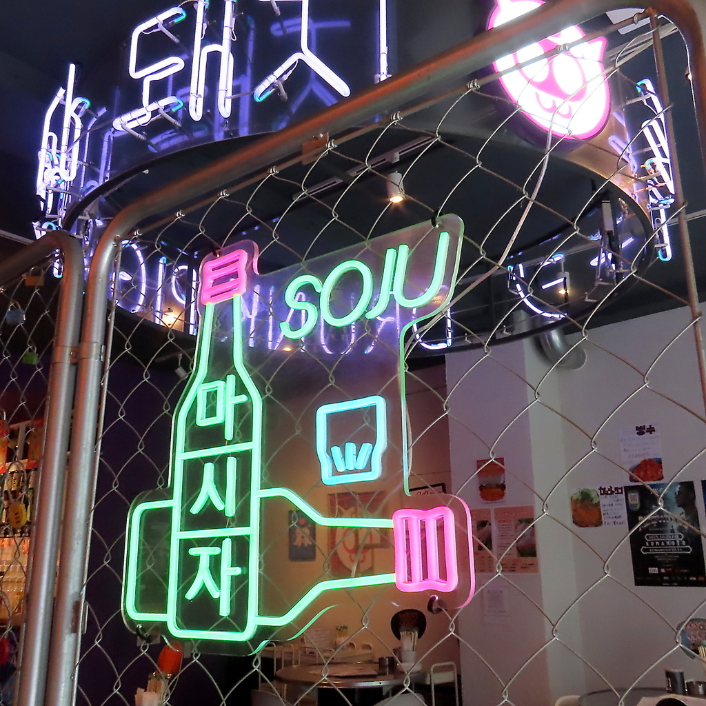 店内のネオン装飾やインテリアが本場韓国にいるかのよう☆韓国グルメをぜひ！女子会やデートに☆