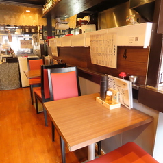 1階：テーブル席。2名掛けのテーブル席を4卓ご用意しております♪