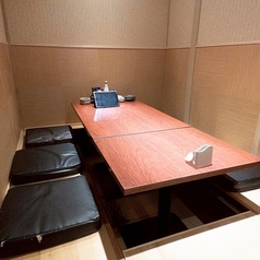 当店自慢の掘りごたつのお席は、6名様までご利用いただける広々としたスペースです。ゆったりとした座り心地で、足を伸ばしてくつろぎながらお食事をご堪能いただけます。4名様から利用可能なので、少人数でのお集まりにも最適です。あたたかい掘りごたつに座りながら、お仲間内で盛り上がる特別な時間をお過ごしください。