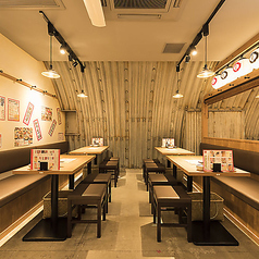【家族との食事にぴったり♪】活気のある雰囲気が特徴の店内。大人気の飲み放題付きコースも各種ご用意しております！お子様連れのご家族や友人との少人数宴会・女子会・二次会など、様々なシーンでご利用いただけます。博多劇場で心ゆくまで満喫し、心温まるひとときをぜひ皆さまでお過ごしください。