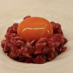 当店大人気の炙りユッケ！種類も豊富です！