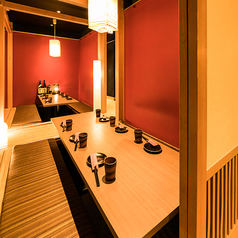 ［4～6名様］朱色の壁がアクセントになり、落ち着きの中に華やかさを醸し出します。少人数宴会、女子会はもちろん、ゆっくり話したい接待、気心知れた仲間と語らう夜にもおすすめです。