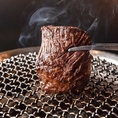 炭火で焼き上げる、香ばしくジューシーな味わいを楽しめる本格的な炭火焼肉です。
