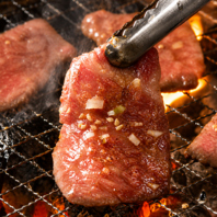 炭火で引き出す肉の旨みと香ばしさ！