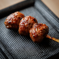 当店本格焼鳥には日本酒・ワインが合います。名酒を豊富に取り揃えました。自慢の創作料理に合わせて飲み比べもお楽しみください◎