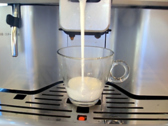 ミルクを自動で泡立て、スチームドミルクが注がれます。