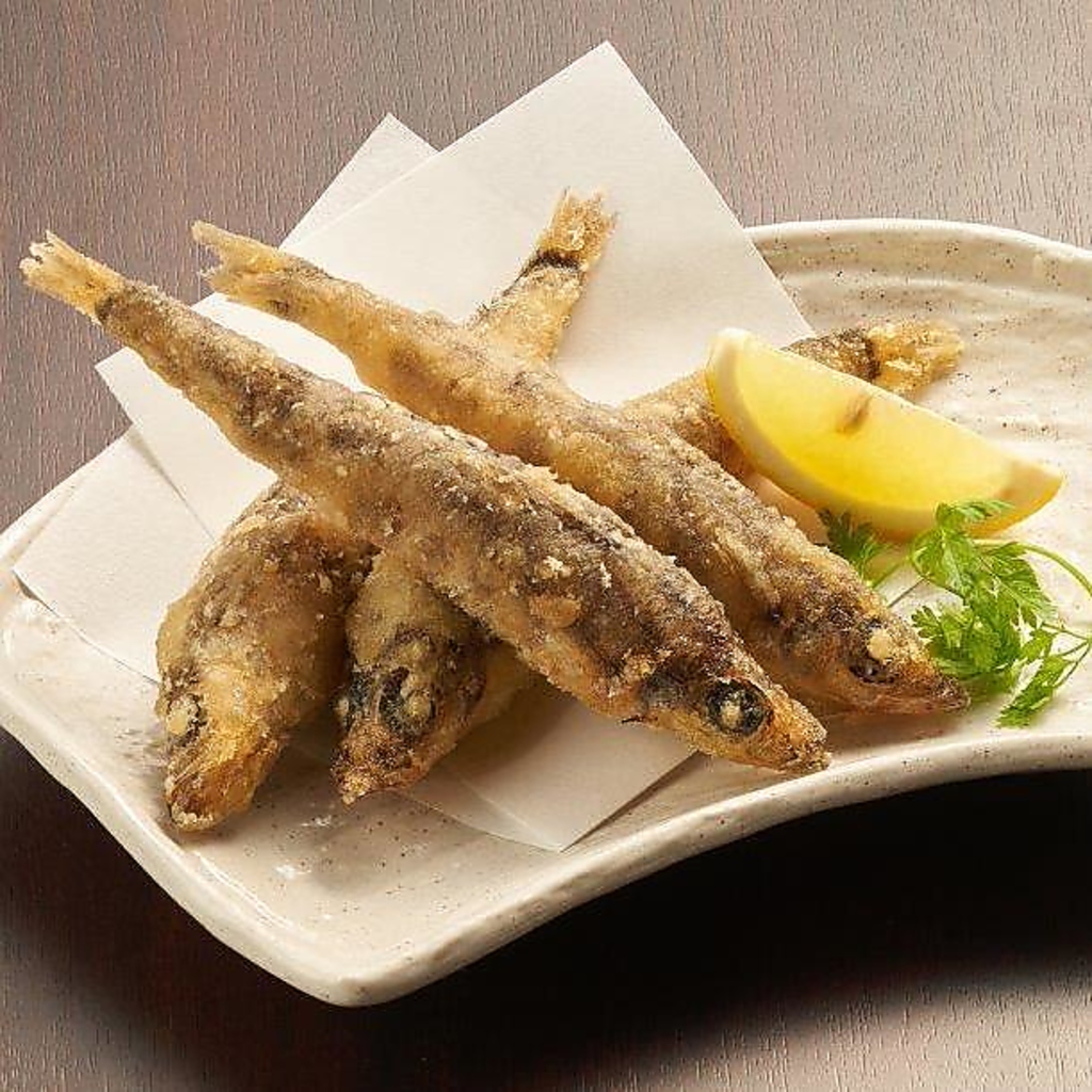 いわき名産の目光りをカリッと揚げた「目光唐揚げ」はビールや焼酎、ハイボールや日本酒との相性も◎