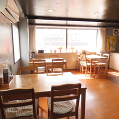 2階：テーブル席。4名掛けのテーブル席を4卓ご用意しております！