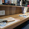 目の前の棚に酒瓶がずらりと並ぶカウンター席をご用意しております！卓上には小皿や小鉢、箸が敷紙の上にセットされており、落ち着いてお食事をお楽しみいただける空間です◎「九条ねぎ」と書かれたPOPも掲示されており、お店のこだわりが感じられます♪ご友人同士や、お仕事帰りの一杯にもぜひお気軽にご利用ください！