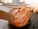 宮崎県産の最高級黒毛和牛を100％使用し、つなぎを一切つかわず作る絶品霜降りハンバーグ＆ステーキ
