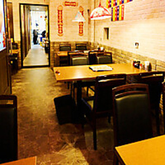 総席数68席の当店は、広々としたスペースでお客様をお迎えします。友人や家族との楽しい時間を過ごすための最適な環境が整っていますのでお気軽にお越しください。