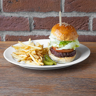 ブルーブックスカフェ自慢★肉汁溢れる特製ハンバーガー
