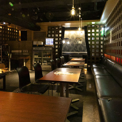 お席のレイアウト変更自由自在♪貸切は20～80名様まで◎シャンパンタワー、大型プロジェクター、iPhone接続、など無料特典多数ご用意！