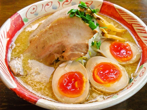 濃厚味噌の味玉味噌麺はボリュームたっぷりで大人気。もっちもちの自家製麺を使用。