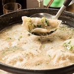 【福岡名物！炊き餃子】厚手の餃子の皮がスープの旨みを吸い、一度で二度美味しい欲張りな逸品。
