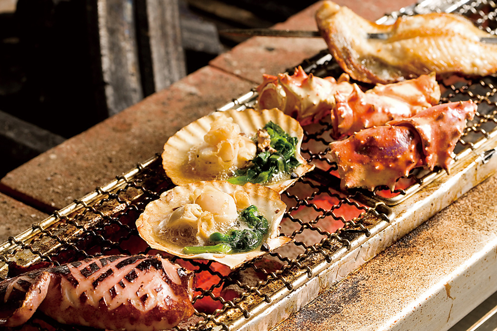 かっこといえば・・鮮魚、浜焼き、阿波尾鶏の串焼き、自家製さつま揚げなど焼酎の種類には自信あり!!