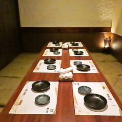 くつろげる掘りごたつ個室。ゆったりできる個室席なので、プライベート宴会をお楽しみください！当店は飲み放題の種類も豊富にご用しております！クーポンご利用で【スタンダード飲み放題120分2000円⇒1500円】【プレミアム飲み放題2500円⇒2000円】
