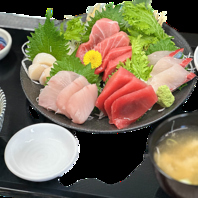 地元漁港の新鮮なお魚を店主自ら仕入れております。