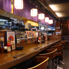 カウンター席は広々！ゆったり座れる椅子が人気です♪お一人様でのサク飲みや、カップルでのデートなど、落ち着いたシーンでの利用にぴったり！