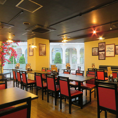 長時間のご宴会や、ゆったりと寛ぎたいお客様のために、座り心地の良いソファ席もございます。広々とした空間で、周囲を気にせずお食事に集中していただけます。席数や配置については店舗にご確認ください。快適なソファで、心ゆくまでベトナム料理と会話をお楽しみください！