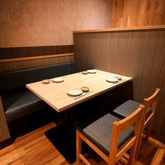 明るい店内で気の合う仲間と楽しむひととき。4名様向けのゆったりしたお席で、新鮮なお魚やこだわりのお肉料理を堪能しながら、ぴったりのお酒と共に贅沢な時間をお過ごしいただけます！お料理とお酒の絶妙なペアリングを、心ゆくまでお楽しみください。