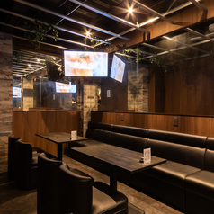 【テーブル席】6名様まで座れるテーブル席を3つご用意しております。つなげることもできるので、最大18名様までご利用いただけます。デートやご友人、同僚との飲み会などにおすすめです◎