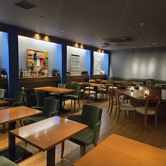 人数に合わせてフレキシブルなテーブル席をご用意しております。デートや女子会、サク飲みまで最適なお席へご案内いたします。