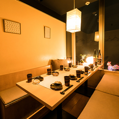 ［8～10名様］ロングテーブルで料理を並べても広々、会話の一体感も抜群。会社の宴会や歓送迎会、親しい仲間との集まりまで、ゆっくり語らえるひと時にちょうど良い空間となっております。