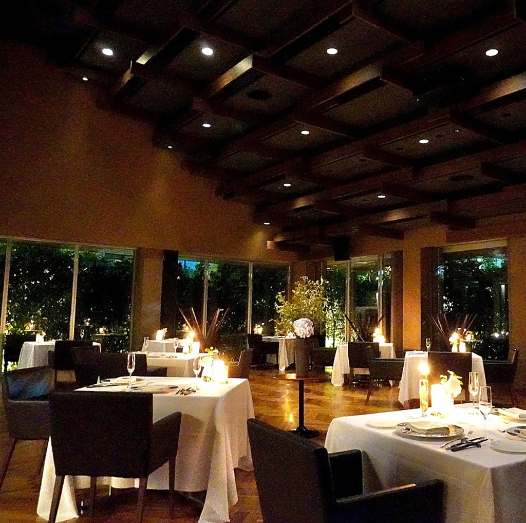 日本の木の文化を踏まえた空間は、木の格子天井にヘリンボーン貼りの床で大地と木を表現している