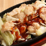 ぷりぷりの和牛ホルモンを使用した鉄板焼き。