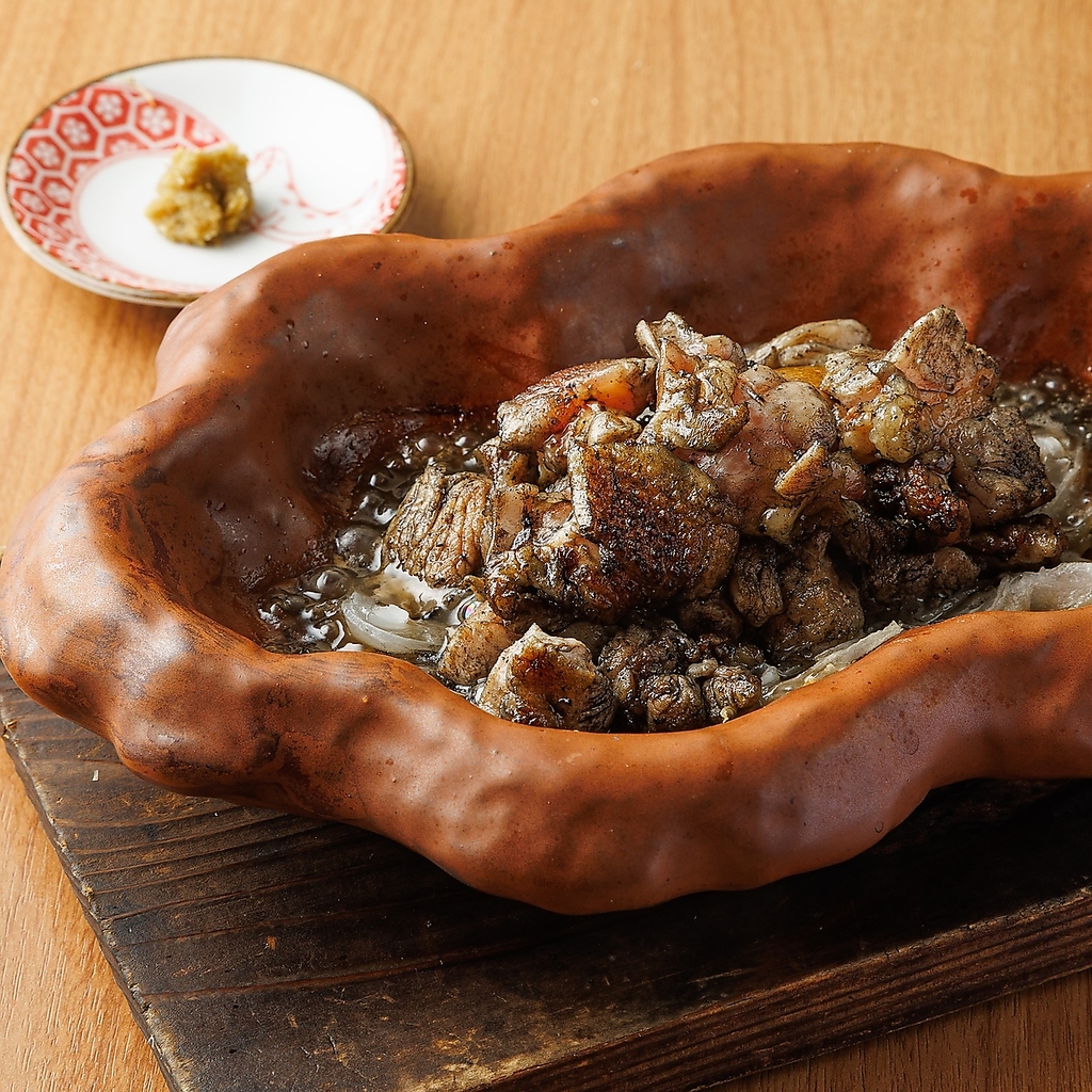 炭火で焼き上げる大麦牛炭焼きタタキと知覧どり縄文焼き