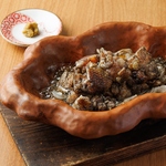 炭火で焼き上げる大麦牛炭焼きタタキと知覧どり縄文焼き