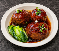 大きな肉団子の醤油煮込み