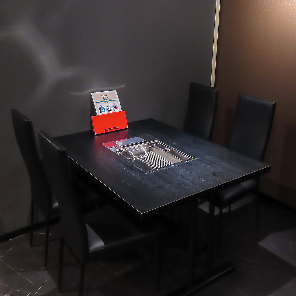 【無煙ロースター完備】黒を基調とした高級感のある店内はデートや友人との語らいに選ばれています♪