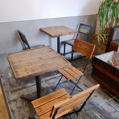 お食事のしやすいテーブル席をご用意しております。