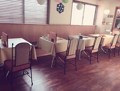 店内はとても広く、複数のテーブル席もご用意。女子会やママ友会などでご利用していただくのも大歓迎です！（広島　ランチ　女子会　会社宴会　インドカレー　各国料理　ナン　カレー)