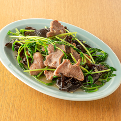 豚タンと豆苗の塩炒め