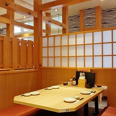 【周りを気にせず楽しめるBOX席】仕切りのあるBOX席をご用意しており、プライベート感を大切にした空間でお食事を楽しんでいただけます。周りを気にせず、リラックスしたひとときを過ごすのに最適です。友人や大切な方との特別な時間を、ぜひ当店でお楽しみください！※画像は系列店です