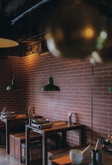 【2F：グループ利用に最適◎4名様テーブル席】家族や友人との楽しいひとときを過ごすのにぴったりなスペースとなっております。