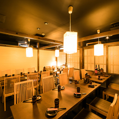 ［120名様］6F.7Fの2フロアで最大120名様までご案内可能。歓迎会、送別会、懇親会、結婚式の二次会など、シーンに合わせてレイアウト調整も柔軟。お席に関するお問い合わせお気軽にどうそ。